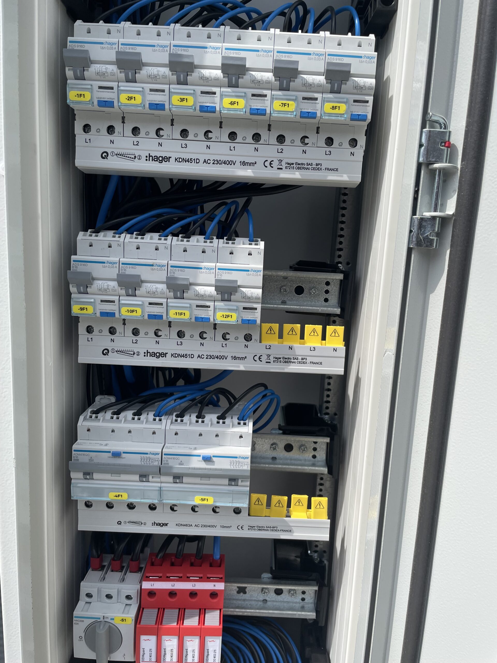 Bild eines offenen Elektroinstallations-Verteilers. Es sind einzelne Leitungsschutzschalter zu sehen.